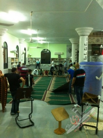 ليالي التطوع بدات - شباب صلاح الدين يقومون باستبدال بساط المسجد 